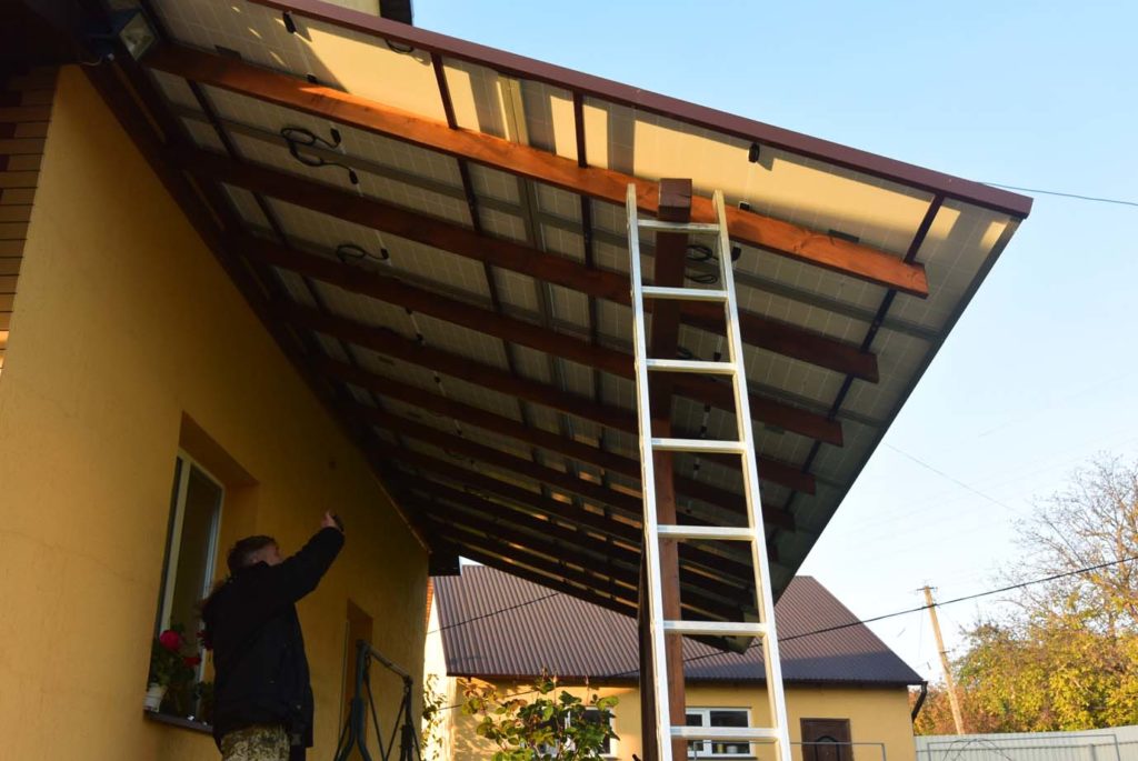 дерев'яна конструкція для сонячних панелей