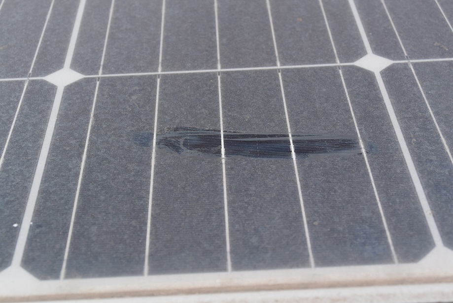 покрытая толстым слоем пыли солнечная панель